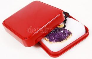 Natúr ametiszt függő textil láncon /
natural amethyst pendant, 46,2 g