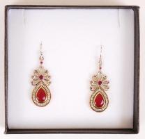 Könnycsepp alakú ezüst (Ag) fülbevalópár rubinokkal, aranyozott foglalatban /
silver earring with ru...