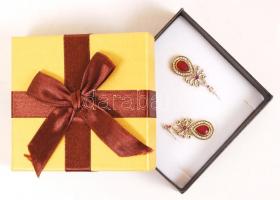 Könnycsepp alakú ezüst (Ag) fülbevalópár rubinokkal, aranyozott foglalatban /
silver earring with ru...