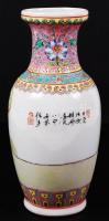 Kínai kézzel festett porcelán váza, hibátlan, jelzett, m: 21 cm