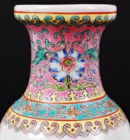Kínai kézzel festett porcelán váza, hibátlan, jelzett, m: 21 cm