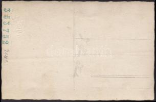 cca 1925 Kártyavető cigány asszony, pecséttel jelzett fotóképeslap, 9x14 cm