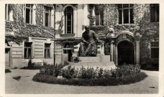 Komárom, Kultúrpalota, Jókai-szobor / Palace of Culture, Jókai statue