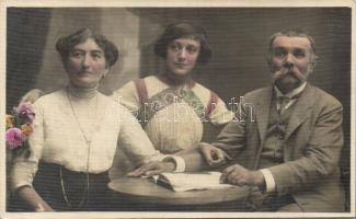 Debrecen, Belinkai Győző jegyző és családja / Hungarian notary with his family