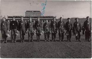 1954 Az Aranycsapat fényképe az 1954. november 14-én Ausztriával vívott meccs (4-1) előtt Szojka Ferenc aláírásával, pecséttel jelzett, feliratozott, 17x10 cm