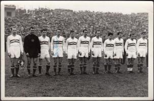 1956 Az Aranycsapat fényképe az 1956. május 20-án Csehszlovákiával vívott meccs (2-4) előtt Szojka Ferenc aláírásával, pecséttel jelzett, 18x12 cm