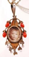 Ezüst (Ag.) fényképtartó medál és nyaklánc, elején bakelit női fejjel, körülötte korall függőkkel, j...