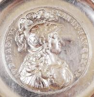 Ezüstözött francia borkóstoló tálka, XIV. Lajos képmásával, jelzett, d:8 cm