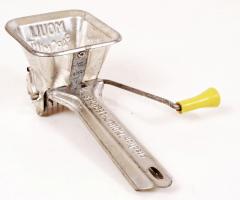 Régi francia petrezselyem-daráló /
Vintage French parsley grinder 16cm