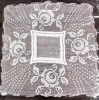 Kézzel készített csipke terítők, 3 db, 46x24, 22x22 és 19x19 cm-es méretekben