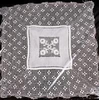 Kézzel készített csipke terítők, 3 db, 46x24, 22x22 és 19x19 cm-es méretekben