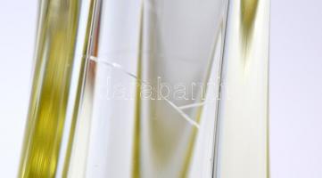 Citrinüveg váza belül hajszálrepedésekkel, enyhe karcolásokkal, m: 22 cm