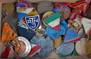 Fadoboznyi vegyes magyar és külföldi szocialista kitüntetés és díjérem, közte "A Haza Szolgálatáért", "Árvízvédelemért", 1960. "Diák Sport Központ Országos Döntő" díjérem T:vegyes