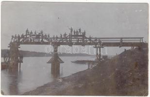 cca 1914-1918 Hídépítő katonák, fotólap, 9x14 cm