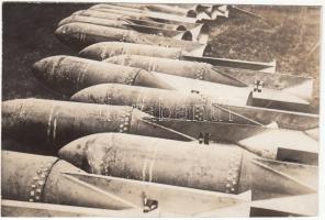 cca 1914-1918 Olasz 400 kg-os bombák bevetés előtt, németül feliratozva, 1 db katonai fotó, 11x16 cm