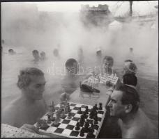 cca 1980-1985 Sakkozók a Széchenyi fürdőben, 17x20 cm