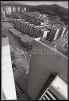 1975 Korniss Péter (1937-): Salgótarján, jelzetlen, bemutatva a Magyarország ma című fotókiállításon 1975-ben, a Magyar Munkásmozgalmi Múzeumban; 23x16 cm