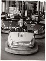 1975 Benkő Imre (1943-): A Vidám parkban, jelzetlen, bemutatva a Magyarország ma című fotókiállításon 1975-ben, a Magyar Munkásmozgalmi Múzeumban; 24x18 cm