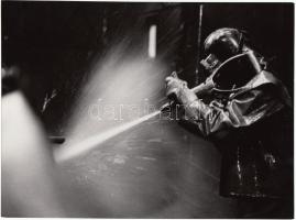 1975 Féner Tamás (1938-): Öntvénytisztító, jelzetlen, bemutatva a Magyarország ma című fotókiállításon 1975-ben, a Magyar Munkásmozgalmi Múzeumban; 18x24 cm