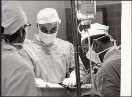 1975 Nagygyörgy Sándor (1933-1993): Műtét a szegedi klinikán, jelzetlen, bemutatva a Magyarország ma című fotókiállításon 1975-ben, a Magyar Munkásmozgalmi Múzeumban; 18x22 cm