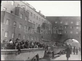 cca 1930-1940 Városnéző autóbuszok turistáknak, eredeti negatívról készült későbbi nagyítás, 13x17 cm