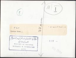 cca 1950-1960 Jemen, Aden, a kráter város, látkép, a Világ Ifjúsága c. lap archívumából, hátoldalán ...