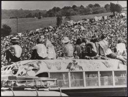 1969-1970 A Woodstock-i zenei fesztiválról készített film két jelenete, pecséttel jelzett, 2 db fotó...