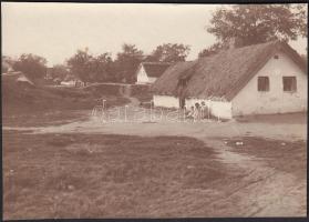 cca 1900-1910 Alacsonyfalú, szalmával borított, nyeregtetős lakóházak egy majorságban, 7x10 cm