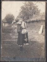 cca 1900-1910 Erdélyi népviselet a Retyezát aljáról, utcakép vesszőből fonott kerítéssel, 12x9 cm