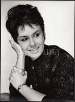 1964 Lussa Vince (1924-2006): Lehoczky Zsuzsa portréképe, vintage fotó, a szerző pecsétjével, a Film Színház Muzsika c. lap archívumából, 17x23 cm