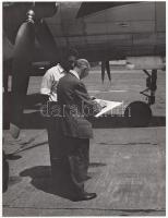 cca 1950-1960 Kotnyek Antal (1921-1990): Repülőtéri életkép, repülési terv, jelzetlen vintage fotó, a szerző hagyatékából, 24x18 cm