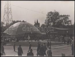 cca 1950-1960 Pethő Tibor (1918-1996): Budapesti Nemzetközi Vásár, a Városligetben, 16x22 cm