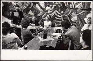 1974 Tiszavölgyi József: Író-olvasó találkozó Weöres Sándorral, vintage fotó, pecséttel jelzett, 13x9 cm