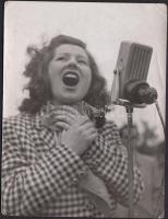 1944 Tiszavölgyi József: Kelly Anna énekesnő, előadóművész portréja, hátoldalán a szerző művésznőnek címzett soraival, 12x9 cm