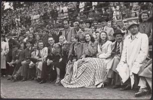 cca 1950-1960 Tiszavölgyi József felvétele színészekről, balról-jobbra (többek között) Jávor Pál, Rácz Valika, Bilicsi Tivadar, Muráthy Lili, feliratozva, pecséttel jelzett, 9x14 cm