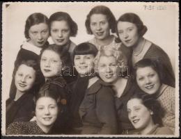 1936 Magyar leányok Bécsben készült csoportképe, feliratozva, 11x15 cm