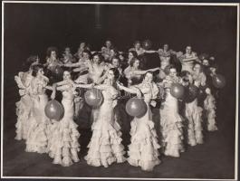 1935 Filharmonikus bál a Zeneakadémián, a bálozó hölgyek közös produkciója, 17x23 cm
