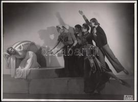 cca 1930-1940 Szentpál Mária és a Szentpál tánccsoport, vintage fotó, pecséttel jelzett, feliratozott, 18x24 cm