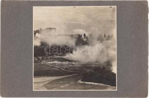 cca 1910-1920 Ismeretlen szerző: Erdőtűz, albumlapra felragasztva, 14x14 cm, karton 16x25 cm