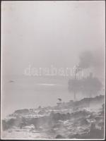 cca 1940 Korschelt Miklós (1900-1982): Ködös Duna gőzhajóval, vintage fotóművészeti alkotás, pecséttel jelzett, 23x18