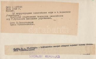 1952 V. Szavosztjanov: XV. olimpia, G. Urbanovics szovjet olimpiai bajnoknő verseny közben, felirato...