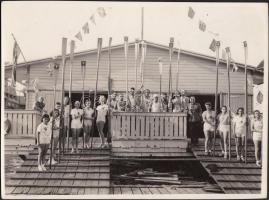 cca 1930-1940 Macsi András: Csónakház, evezős sportolók csoportképe, 17x23 cm