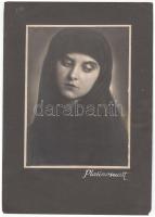 cca 1930-1940 Platinomatt fotópapír, egy lap a mintaalbumból, 18x13 cm, karton 17x24 cm