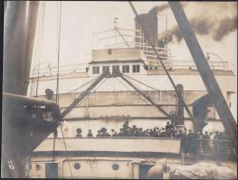 cca 1900-1910 Tengerjáró hajó fedélzetén, 15x20 cm