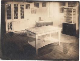 cca 1920-1930 Állatorvosi rendelő, felületén sérülésekkel, 17x23 cm