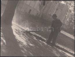 cca 1930-1940 Pöltinger Gusztáv: A kastély parkjában, jelzetlen vintage szociofotó, a szerző hagyatékából, 18x23 cm