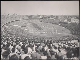 cca 1960-1970 Budapest, Népstadion, élőkép A BÉKÉÉRT felirattal, 18x24 cm