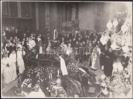 1939 Beller Rezső: Dr. Wermes Adolf zirci apát temetése, vintage riportfotó, feliratozva, pecséttel jelezve, 17x23 cm