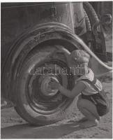 cca 1930-1940 Osoha Magda: Kis autószerelő,  feliratozott vintage fotó, 20x17 cm