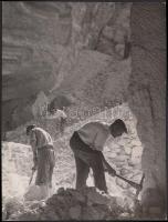 cca 1930-1940 Osoha László: Kőbányában, vintage fotó, jelzetlen, a szerző hagyatékából, 23x18 cm